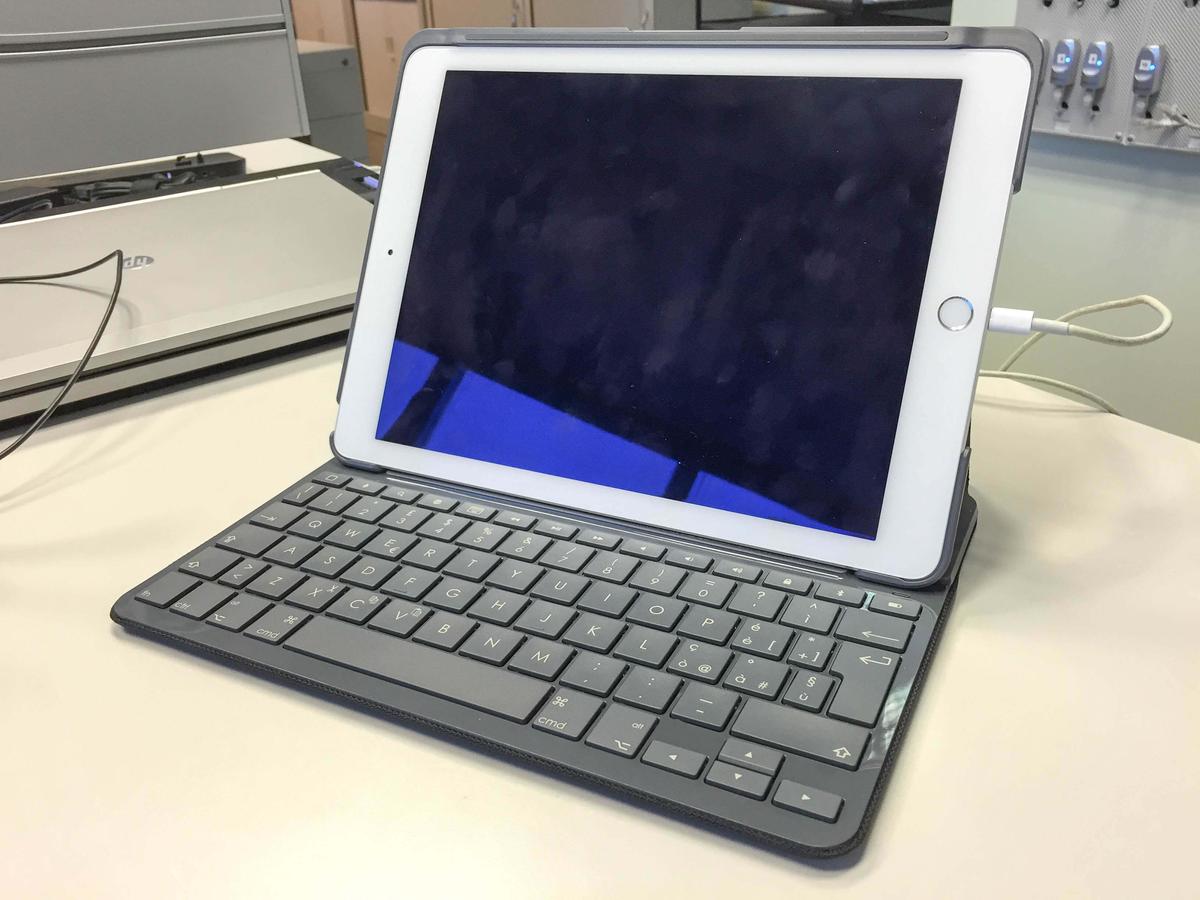 Custodia Logitech Slim Folio con tastiera Bluetooth per iPad Air