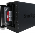 Synology ds214play Diskstation cassetto aperto con disco