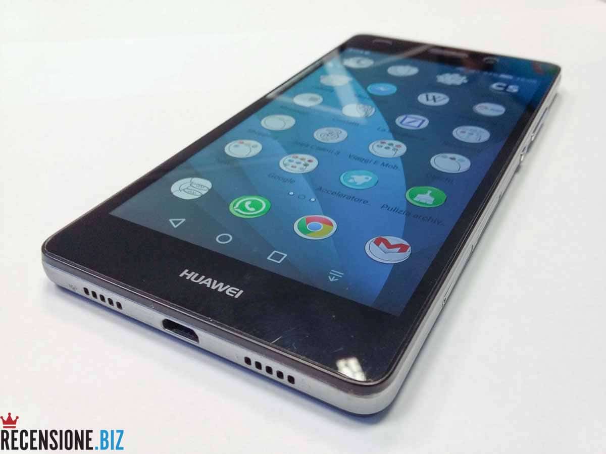 migliori smartphone sotto 200 - Huawei P8 lite tre quarti schermo acceso