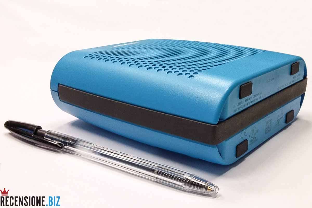 Cassa Bose SoundLink Colour Bluetooth vista a tre quarti comparata con penna biro
