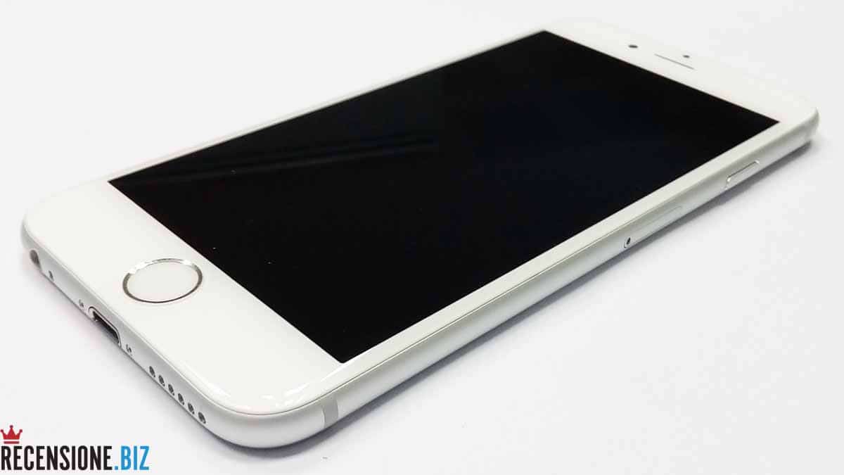Recensione Apple iPhone 6S - Vista a tre quarti con schermo spento