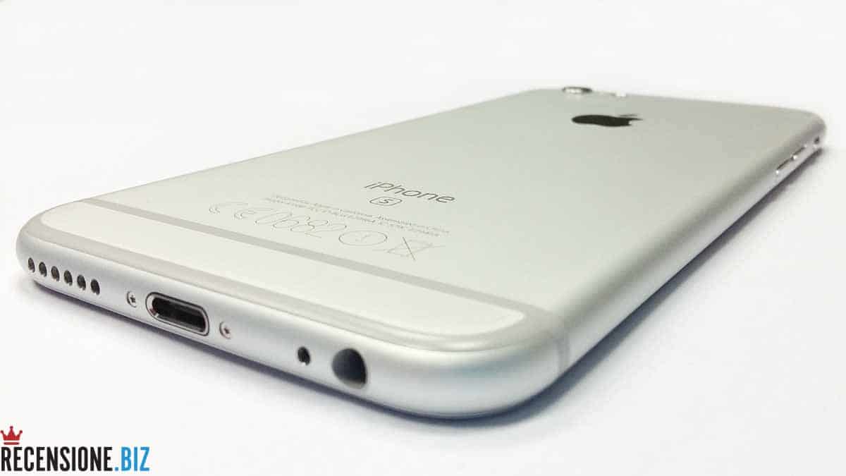 Recensione Apple iPhone 6S - vista tre quarti posteriore bassa dettaglio connettore lightning e jack cuffie