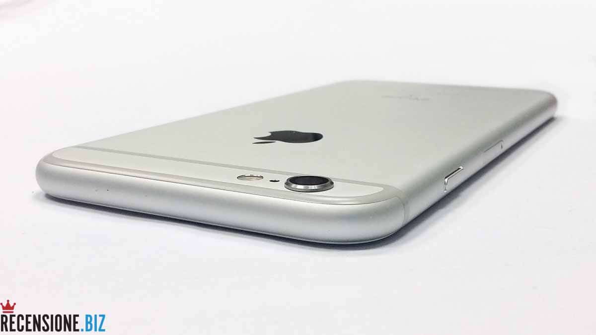 Recensione Apple iPhone - vista a tre quarti con dettaglio su parte alta con fotocamera
