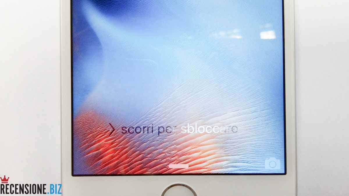Recensione Apple iPhone 6S - dettaglio display acceso con slide per sbloccare
