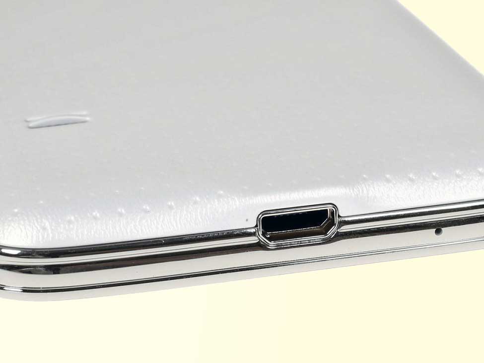 Samsung Galaxy S5 mini - dettaglio cover posteriore e connettore USB
