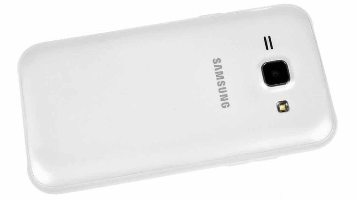 Samsung-Galaxy-J1-bianco---Posteriore